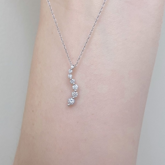 𝅺Michael Hill Jewellers 0.33 CT. T.W. Journey Diamond Necklace in 10K White Gold - Picture 4 of 7